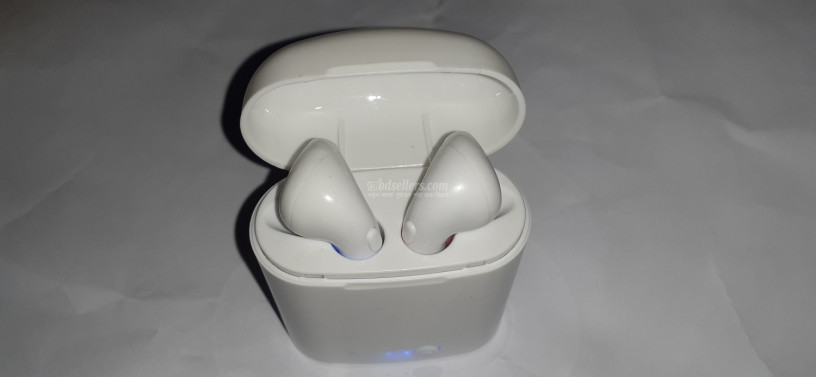 i7s-earbuds-for-ios-android-devices-big-1