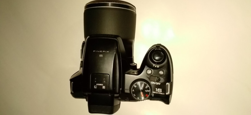 fujiflm-finepix-s8200-big-1